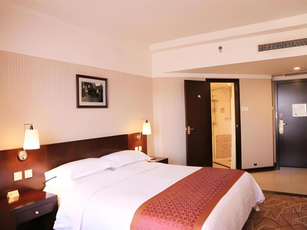 Dong Fang Hotel Pequim Exterior foto
