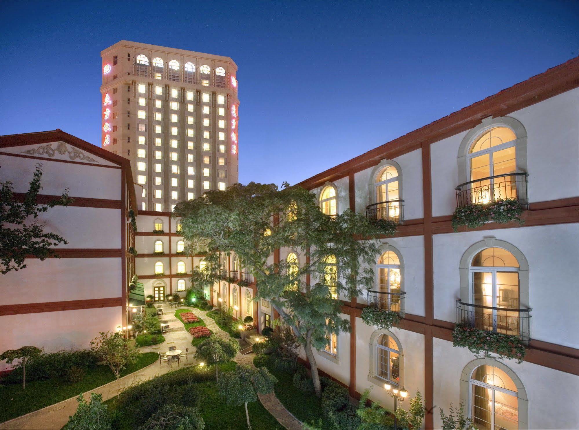 Dong Fang Hotel Pequim Exterior foto